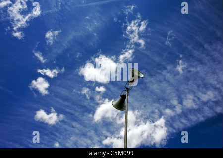 Haut-parleurs de sonorisation photographié contre un ciel d'été. Banque D'Images