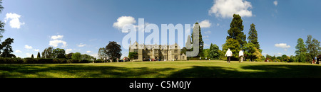 Une vue panoramique de la Manor House at RBG Kew Wakehurst Place dans le Sussex. Banque D'Images