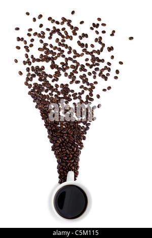 Une tasse de café avec café en grains éparpillés autour d'elle Banque D'Images