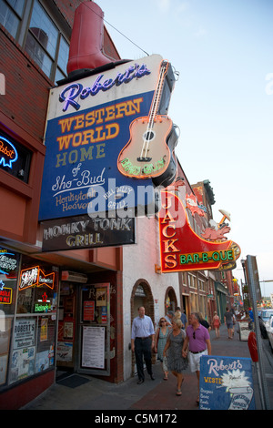 L'honky tonk et prises boutiques barbecue sur broadway Downtown Nashville Tennessee USA Banque D'Images