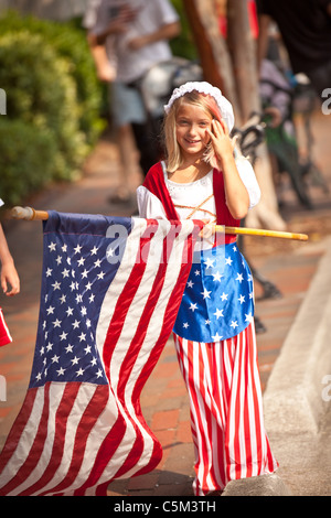 Une jeune fille comme dans le Betsy Ross J'sur la 4e de juillet parade. Banque D'Images