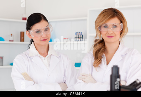 Deux femmes scientifiques posing Banque D'Images