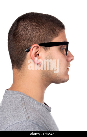 Un jeune homme adolescent isolated over white portant des lunettes nerd cadre noir style militaire et dog tags. Banque D'Images