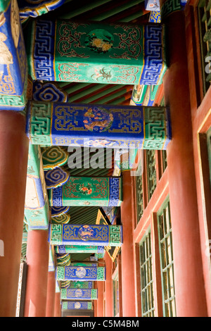 Décorées de poutres apparentes au plafond peint /faisceau d'une véranda. Le Grand Stage / Daxi Lou ; Performance, Summer Palace, Beijing Chine Banque D'Images