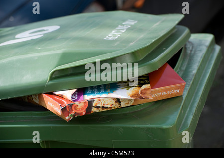 Représentant une poubelle débordante en attente de collection dans une rue en Angleterre. Banque D'Images