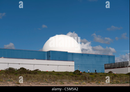 Un Sizewell B et centrales nucléaires de puissance à la plage de Sizewell sur la côte de la mer du Nord de Suffolk, Angleterre. Le dôme a Sizewell B. Banque D'Images