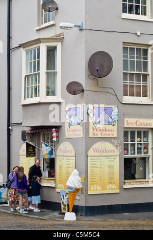 Une famille qui achète des glaces à partir d'un petit salon, Cromer, Norfolk Banque D'Images