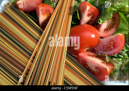 Spaghetti de fantaisie, tomates et salade Banque D'Images
