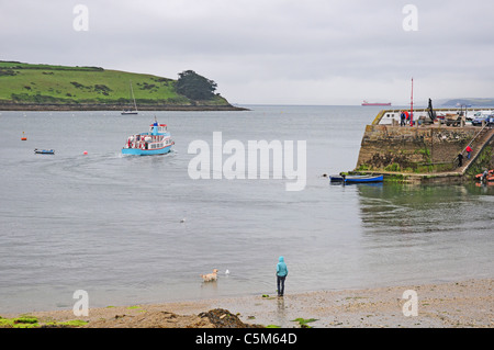 Ferry de partir de St Mawes. Jour brumeux. Bateaux qui passent en Falmouth. Banque D'Images