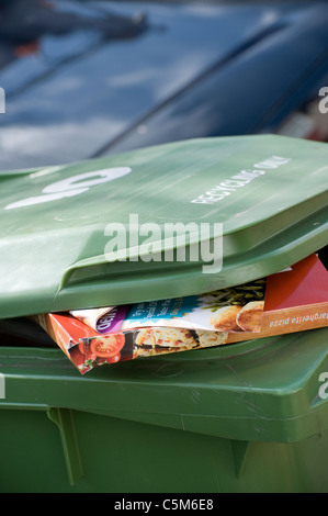 Représentant une poubelle débordante en attente de collection dans une rue en Angleterre. Banque D'Images