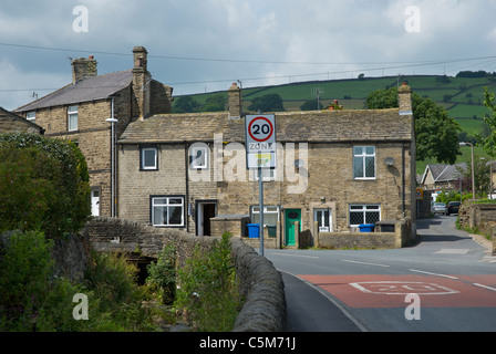 20mph limite de vitesse, dans le village de Cononley, North Yorkshire, England UK Banque D'Images