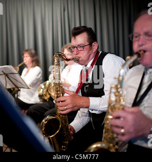 Les hommes jouant saxaphone dans un brass band ou jazz uk Banque D'Images