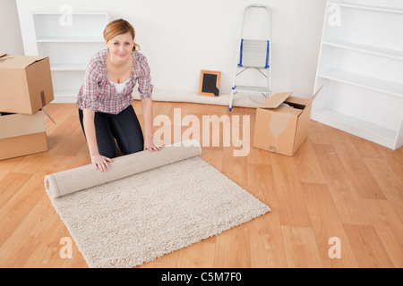 Jolie femme un tapis roulant pour se préparer à un déménagement Banque D'Images