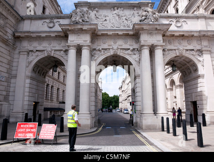 Contrôle de sécurité à l'entrée du roi Charles Street, Whitehall, Londres Banque D'Images