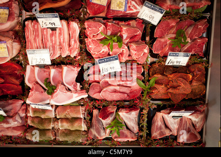 Différentes coupes et les articulations des viandes frais locaux en vente à Rob Rattray's petite boucherie, Aberystwyth, Pays de Galles au Royaume-Uni. Banque D'Images