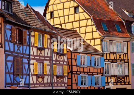 Maisons colorées à colombages de la Petite Venise en vieille-ville de Colmar, le long quai de la Poisonnerie Haut-Rhin Alsace, France Banque D'Images