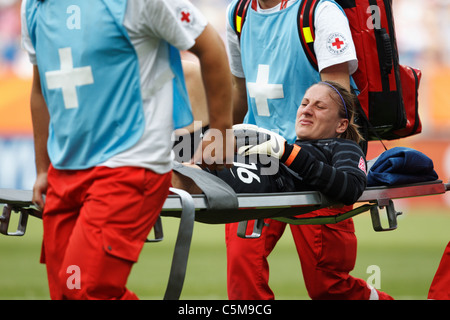 Berangere Sapowicz gardien de la France s'effectue en dehors du terrain après avoir été blessé lors d'un match de Coupe du monde Femmes contre la Suède Banque D'Images