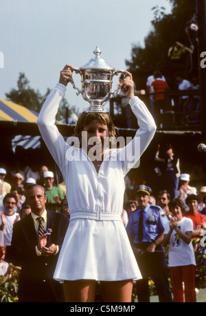 Chris Evert (USA) tenant son trophée à l'US Open Tennis Championships 1977 Banque D'Images