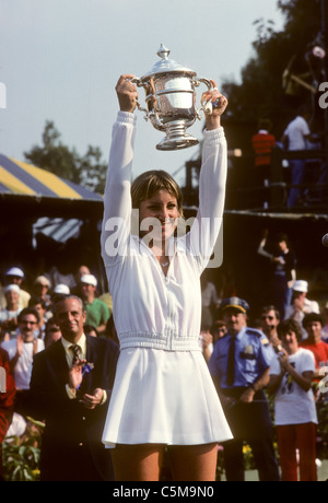 Chris Evert (USA) tenant son trophée à l'US Open Tennis Championships 1977 Banque D'Images