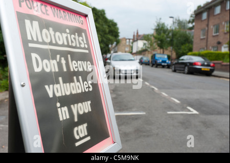Avis de police les automobilistes d'avertissement de ne pas laisser des objets de valeur dans votre voiture. Ville, à Londres, en Angleterre. Banque D'Images