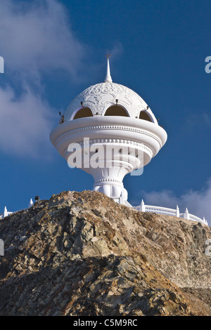 Un brûleur en repère sur une colline surplombant Muscat, Oman. Banque D'Images