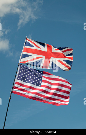 Un drapeau de l'Union et Star Spangled Banner voler ensemble à la guerre & Paix 2011 Show à Hop Farm, Paddock Wood, Kent, UK. Banque D'Images