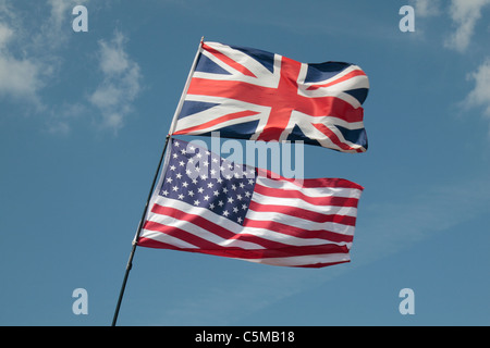 Un drapeau de l'Union et Star Spangled Banner voler ensemble à la guerre & Paix 2011 Show à Hop Farm, Paddock Wood, Kent, UK. Banque D'Images