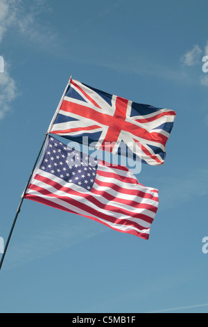 Un drapeau de l'Union et Star Spangled Banner voler ensemble à la guerre & Paix 2011 Show à Hop Farm, Paddock Wood, Kent, UK. Banque D'Images