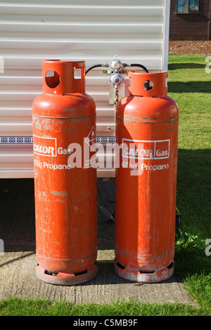 Les bouteilles de gaz propane à l'extérieur un mobile home caravane. Banque D'Images
