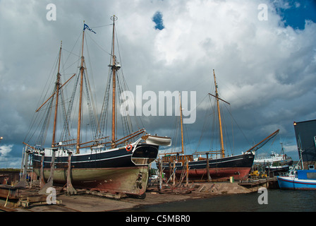 Deux vieux navires à voile sont en cale sèche, Port de Grenaa, Jutland, Danemark Banque D'Images