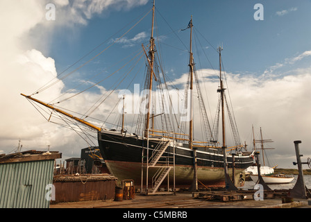 Vieux navires à voile sont en cale sèche, Port de Grenaa, Jutland, Danemark Banque D'Images