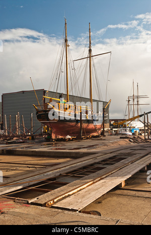 Vieux navires à voile sont en cale sèche, Port de Grenaa, Jutland, Danemark Banque D'Images