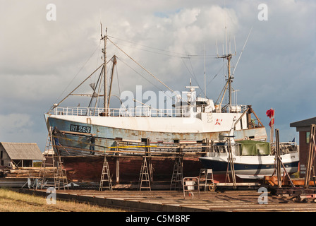 Vieux bateau de pêche sont en cale sèche, Port de Grenaa, Jutland, Danemark Banque D'Images