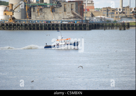 Un port de Londres du pilote de bateau en amont le long de la Tamise à Dagenham, dans l'Essex. Banque D'Images