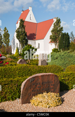 Cimetière et Église Loenne avec pierre tombale dans foregorund, Loenne, Jutland, Danemark Banque D'Images