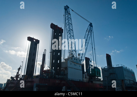 Bateau de remorquage SEA JACK dans le contre-jour, dans le port d'Esbjerg, Jutland, Danemark Banque D'Images