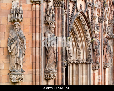 Détail de la façade ouest de la cathédrale de Lichfield avec pierres de figures de saints, rois et reines restauré par Gilbert Scott Banque D'Images