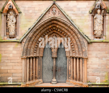 Détail d'une porte à la Cathédrale de Lichfield avec pierres de figures de saints, rois et reines restauré par Gilbert Scott Banque D'Images