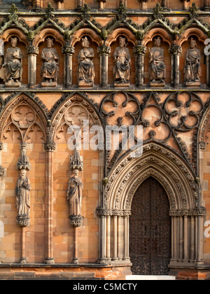 Détail de la façade ouest de la cathédrale de Lichfield avec pierres de figures de saints, rois et reines restauré par Gilbert Scott Banque D'Images