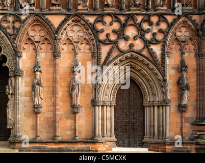 Détail de la façade ouest de la cathédrale de Lichfield avec pierres de figures de saints, rois et reines restauré par Gilbert Scott Banque D'Images