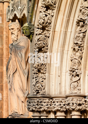 Détail de la façade ouest de la cathédrale de Lichfield avec pierres de figures de saints, rois et reines restauré par Gilbert Scott Banque D'Images