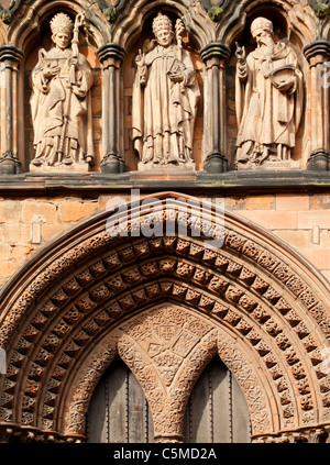 Détail de la façade ouest de la cathédrale de Lichfield avec pierres de figures de saints, rois et reines restauré par Gilbert Scott Banque D'Images