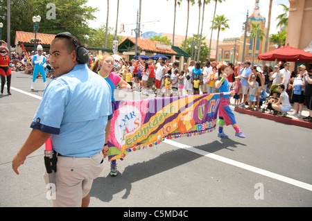 Les parcs de Walt Disney World Resort à rebours de Pixar parade fun à Hollywood studios Orlando en Floride Banque D'Images