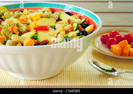 Une délicieuse salade de pâtes alimentaires sur une table de pique-nique Banque D'Images