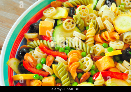 Une délicieuse salade de pâtes alimentaires sur une table de pique-nique - vue aérienne fermer Banque D'Images