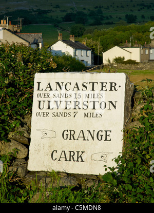 Vieille enseigne dans le village de Cartmel, donnant de la "cross sands' directions à Lancaster et Ulverston, Cumbria, Angleterre, Royaume-Uni Banque D'Images