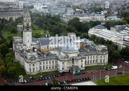 Vue aérienne de l'hôtel de ville de Cardiff, prise d'un bâtiment de grande hauteur voisin, Cardiff, South Glamourgan, pays de Galles, Royaume-Uni Banque D'Images