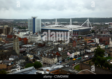 Vue aérienne du Millennium / Principauté Stadium et de l'église Saint-Jean-Baptiste, prise d'un bâtiment de grande hauteur situé à proximité, Cardiff, pays de Galles Banque D'Images