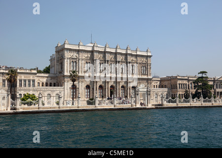 Vue sur le palais de Dolmabahce du Bosphore, Istanbul, Turquie Banque D'Images