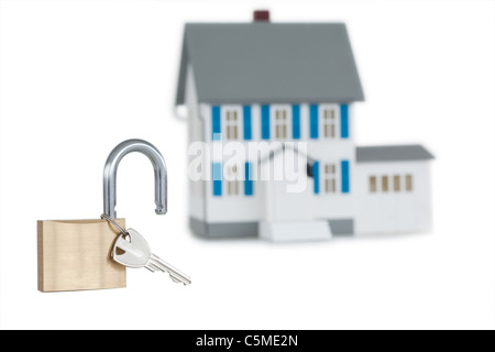 Maison miniature et cadenas ouvert Banque D'Images
